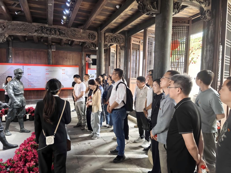 循跡悟思想 發(fā)揚(yáng)鐵作風(fēng) 凝心促踐行 亞通新材黨總支開(kāi)展主題黨日活動(dòng)2.jpg